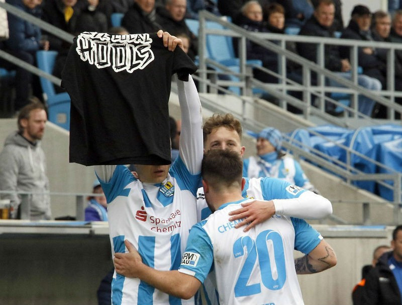 Almanya'da futbol kulübünden Neo Nazi anması - Resim : 1