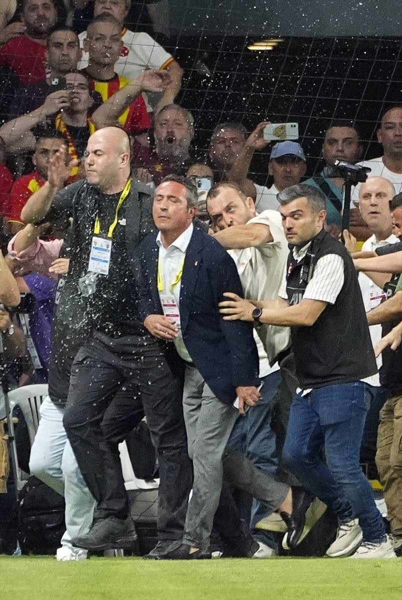 Ali Koç'a Göztepe maçında saldırı: Su şişesi atıldı, ittirildi, yere düştü - Resim: 22
