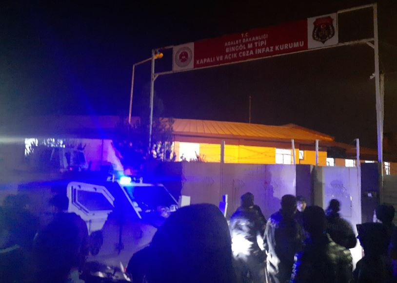 Cezaevi önünde protesto: Müdür istifa - Resim : 1
