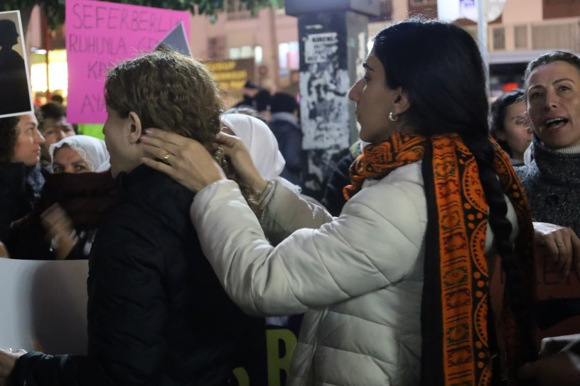 Mersin'de kadınlar Rojava i&ccedil;in &ouml;nce sa&ccedil;larını &ouml;rd&uuml; sonra y&uuml;r&uuml;d&uuml; - Resim : 1