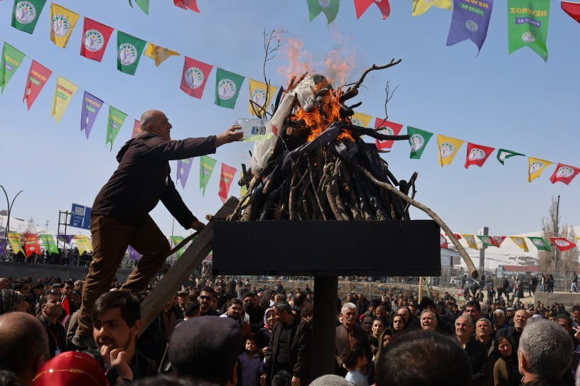 Yüksekova’da Newroz coşkusu: Binlerce kişi alanda buluştu - Resim : 1