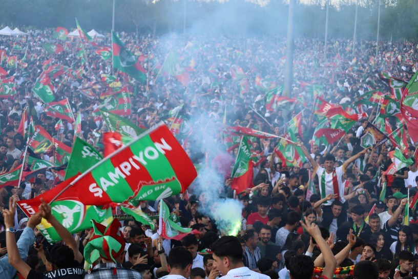 Amedspor binlerle şampiyonluğu kutladı: 'Onlar takım, sen kimliksin' - Resim : 2