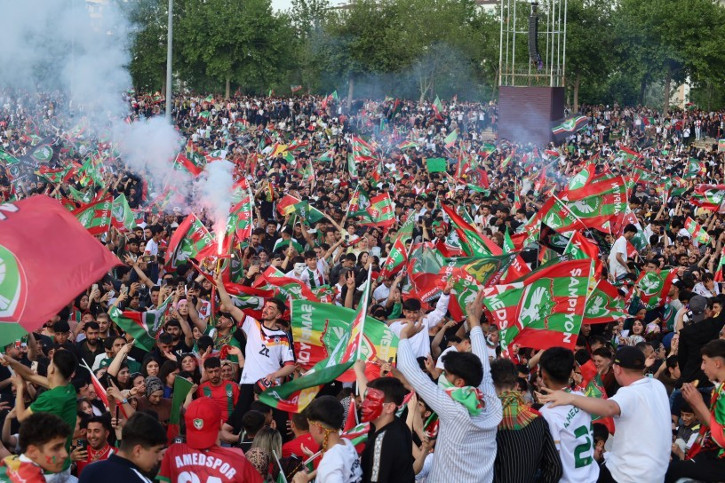 Amedspor binlerle şampiyonluğu kutladı: 'Onlar takım, sen kimliksin' - Resim : 1