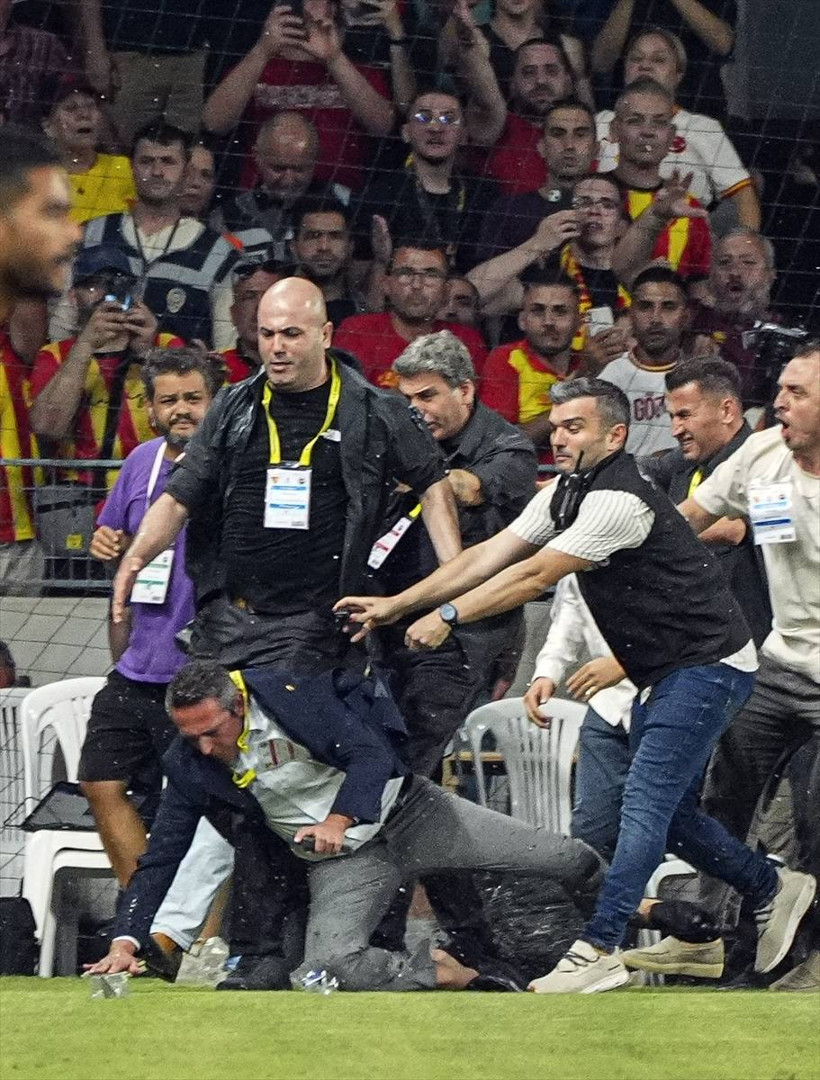 Ali Koç'a Göztepe maçında saldırı: Su şişesi atıldı, ittirildi, yere düştü - Resim: 17