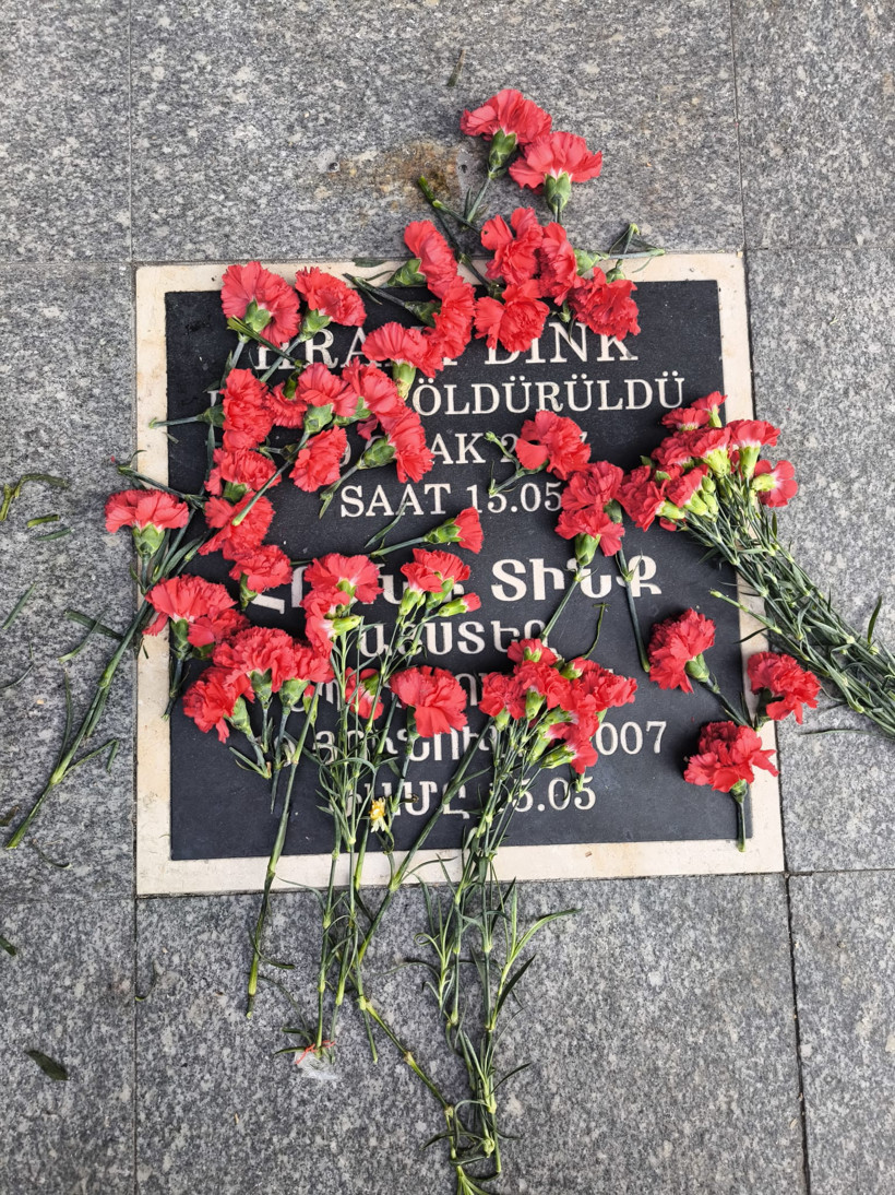 Hrant Dink, 18 yıl önce katledildiği yerde anıldı: Hafıza, hakikat, hayat, hasret - Resim : 2