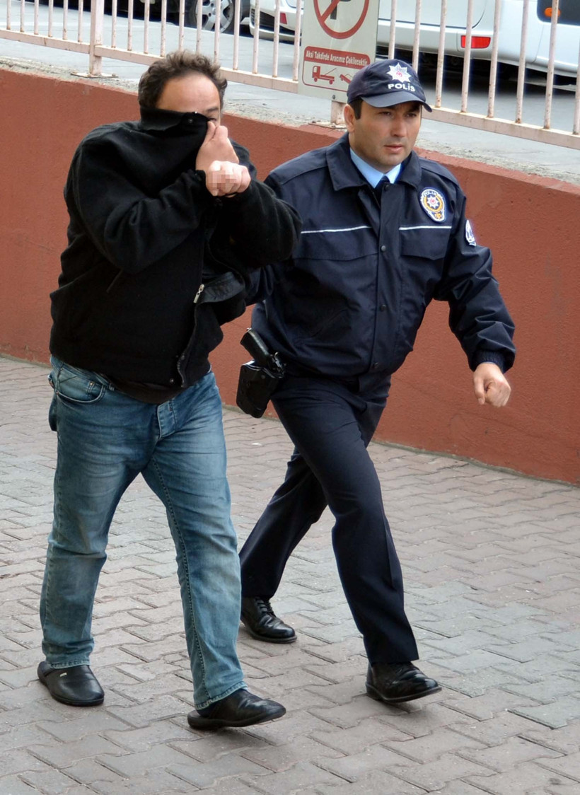 'FETÖ' şüphelisinden el hareketi - Resim : 2
