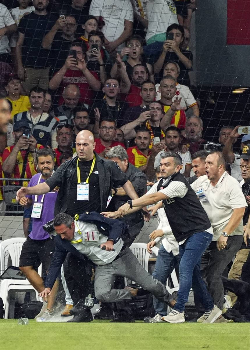 Ali Koç'a Göztepe maçında saldırı: Su şişesi atıldı, ittirildi, yere düştü - Resim: 20