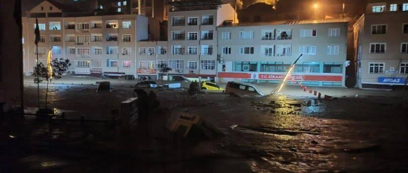 Doğu Karadeniz'de sel: Bölge halkı kendi imkanlarıyla felaketle mücadele ediyor - Resim : 1