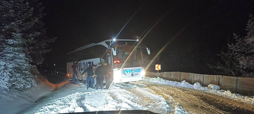 Kastamonu'da kar etkili oldu: Araçlar yolda mahsur kaldı, köy yolları kapandı - Resim: 4