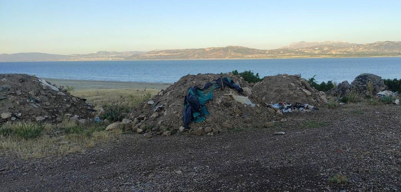 Burdur Gölü kenarına hafriyat ve atık döküldü - Resim: 4