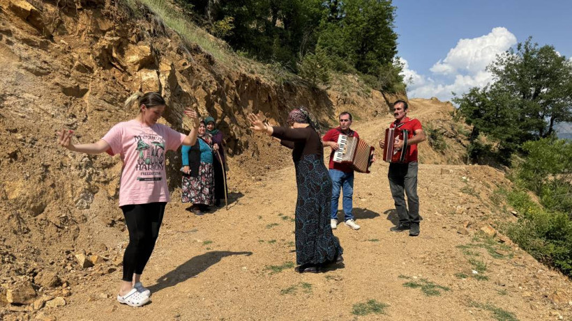 'Akordiyoncu Mehmet' 44 yıldır Türkçe ve Gürcüce şarkılarıyla düğünlerin vazgeçilmezi - Resim: 1
