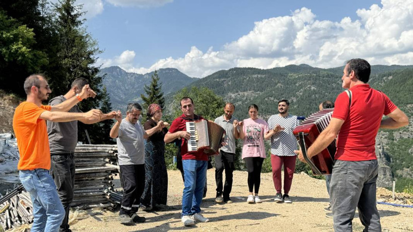 'Akordiyoncu Mehmet' 44 yıldır Türkçe ve Gürcüce şarkılarıyla düğünlerin vazgeçilmezi - Resim: 11