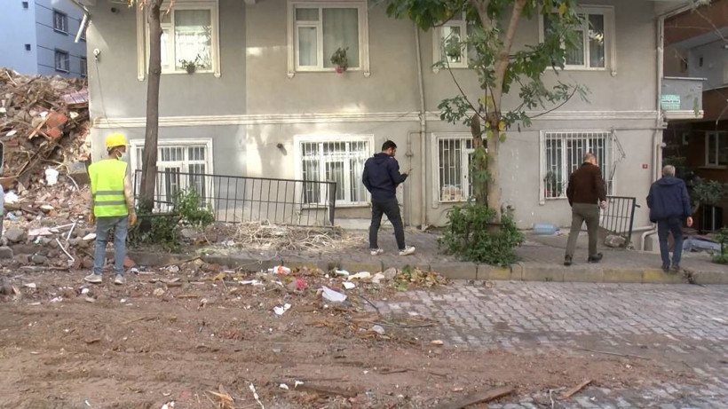 Meğer duvarı yokmuş: Yıkım yapılınca yan binadaki yatak odası açıkta kaldı - Resim: 1