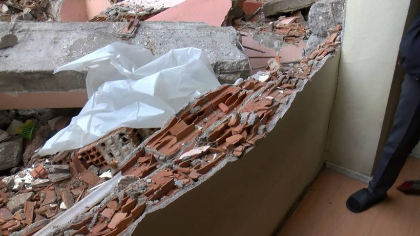 Meğer duvarı yokmuş: Yıkım yapılınca yan binadaki yatak odası açıkta kaldı - Resim: 8