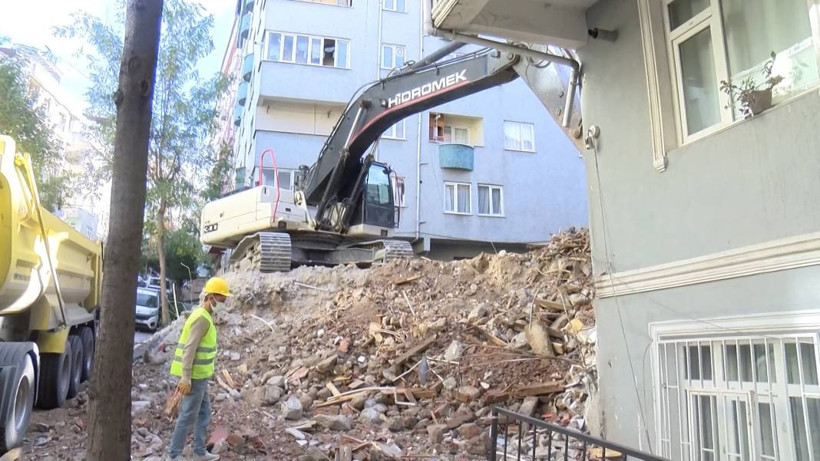 Meğer duvarı yokmuş: Yıkım yapılınca yan binadaki yatak odası açıkta kaldı - Resim: 6