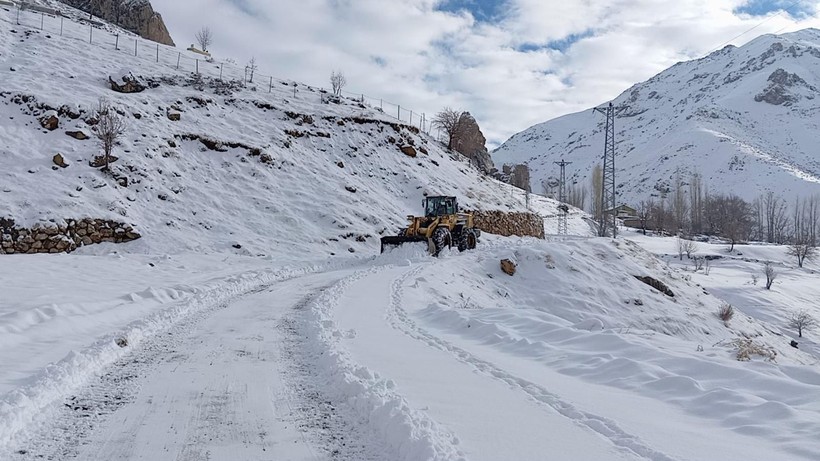 Birçok kent beyaza büründü; Şelaleler dondu, yollar kapandı - Resim: 1