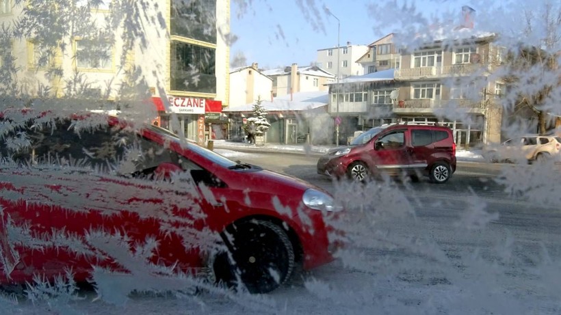 Birçok kent beyaza büründü; Şelaleler dondu, yollar kapandı - Resim: 2