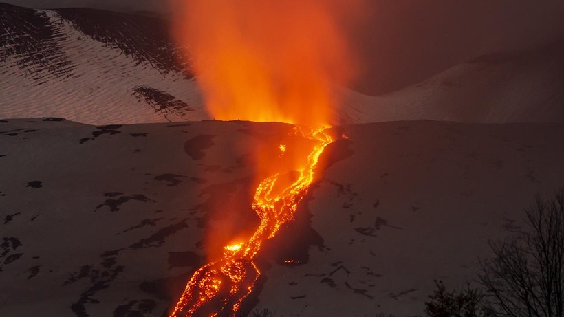 Etna Yanardağı'ndaki lav akışı sürüyor - Resim: 1