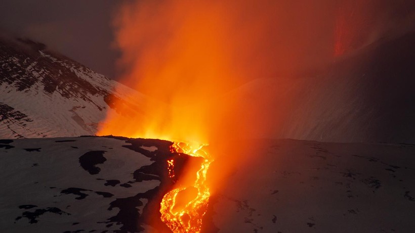 Etna Yanardağı'ndaki lav akışı sürüyor - Resim: 4