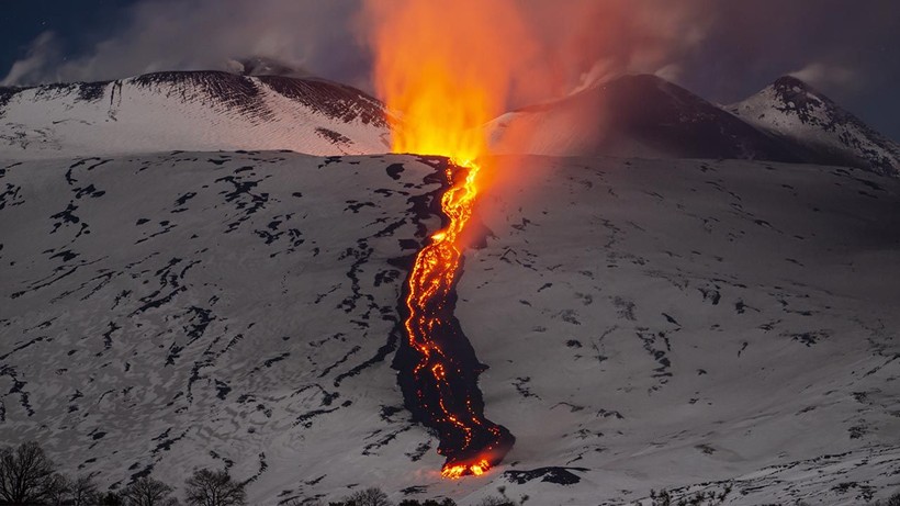 Etna Yanardağı'ndaki lav akışı sürüyor - Resim: 6