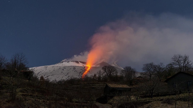 Etna Yanardağı'ndaki lav akışı sürüyor - Resim: 7