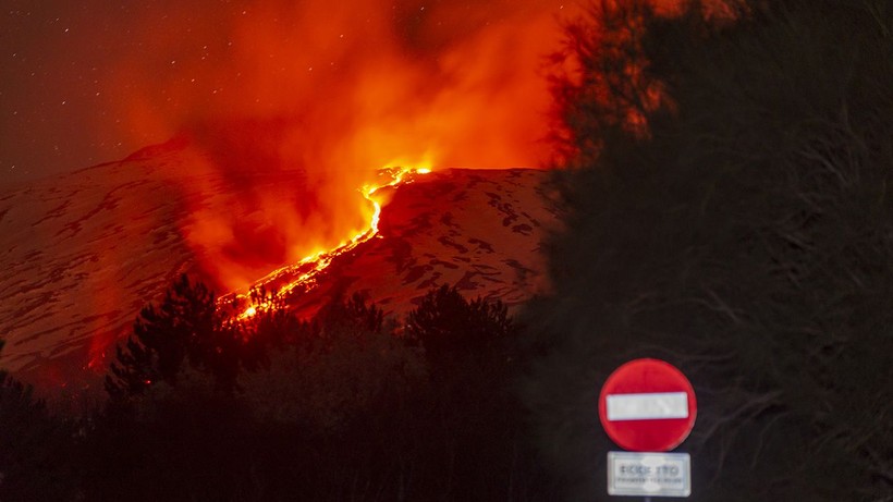 Etna Yanardağı'nda yeniden lav akışı meydana geldi - Resim: 1