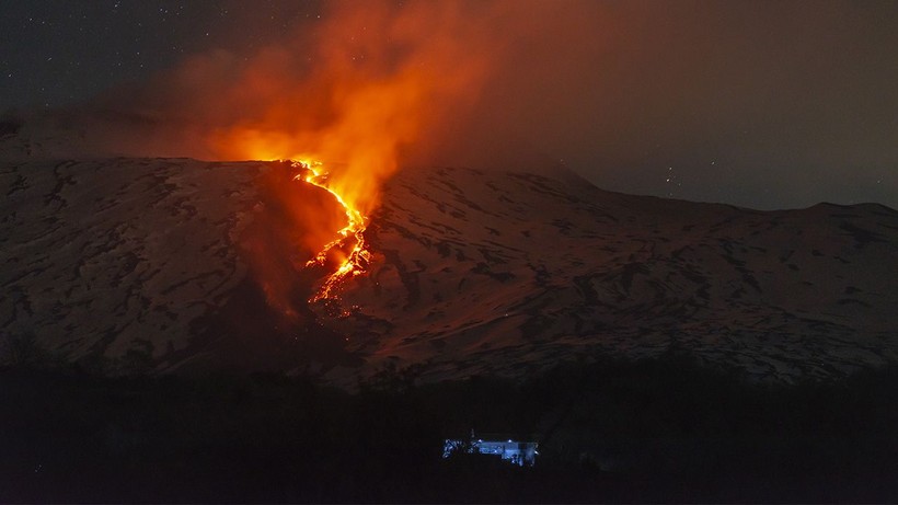 Etna Yanardağı'nda yeniden lav akışı meydana geldi - Resim: 8