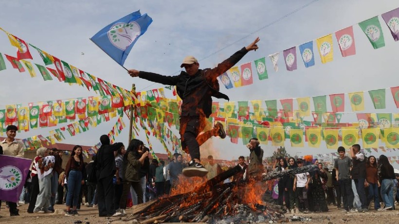 12 ayrı merkezde Newroz ateşleri yakıldı - Resim: 1