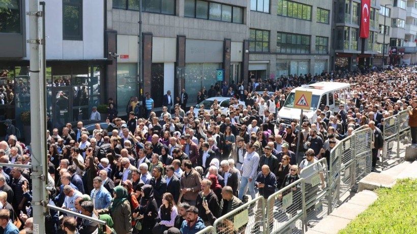Anma töreni sonrası kitle Dolmabahçe'ye yürüdü: Binler Sırrı Süreyya Önder'i uğurluyor - Resim : 1