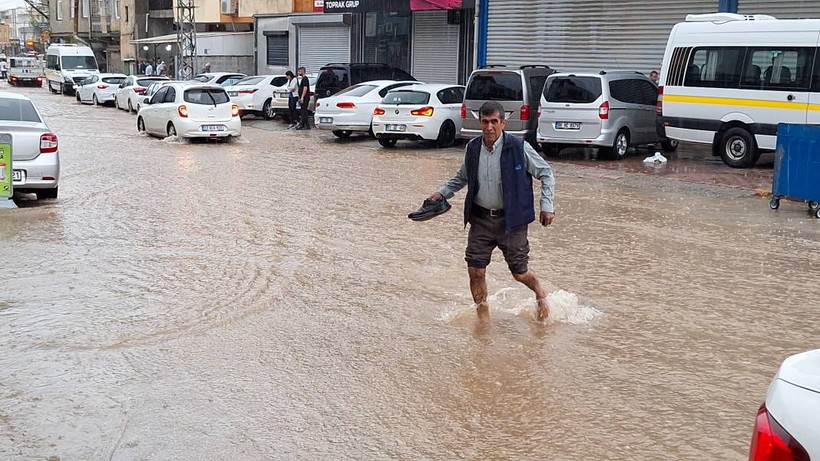 Adana'da fırtına ve sağanak: Ağaçlar devrildi, yollar göle döndü - Resim: 1