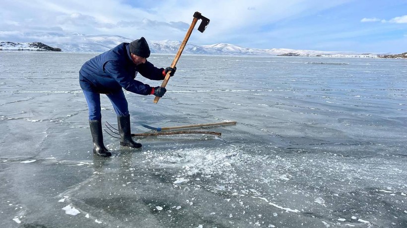 Eskimo usulü balık avı için Çıldır Gölü'ne ilk ağlar atıldı - Resim: 7