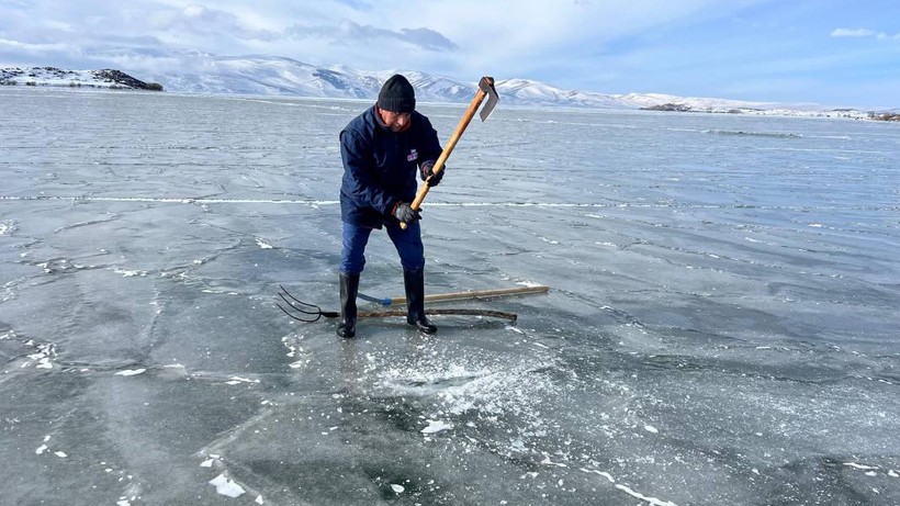 Eskimo usulü balık avı için Çıldır Gölü'ne ilk ağlar atıldı - Resim: 6