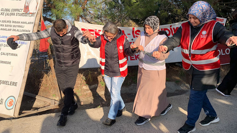 Polonez fabrikası önünde zafer halayı: ‘Birleşen işçiler asla yenilmez’ - Resim : 1