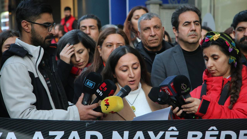 Diyarbakır'da gazeteciler tutuklamaları protesto etti: Halkın sesi olmaya devam edeceğiz - Resim : 1