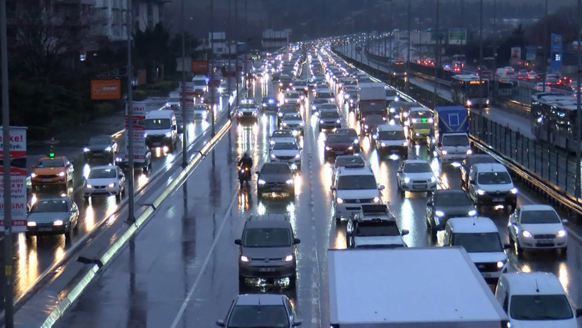 İstanbul'da yağmur: Trafik yoğunluğu oluştu - Resim : 1