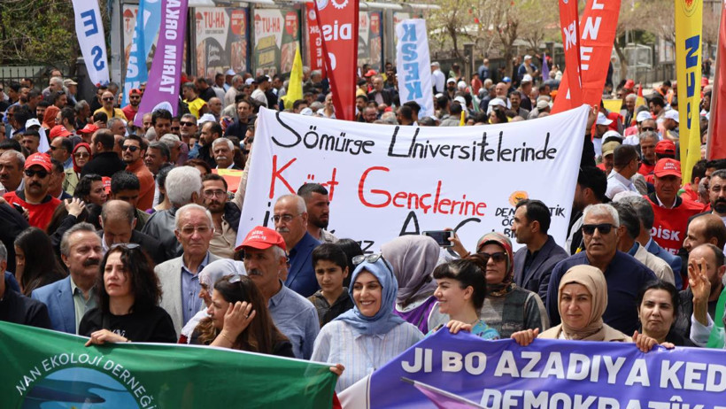 Diyarbakır ve Van'da 1 Mayıs | Bakırhan, Öcalan'ın mesajını paylaştı: Kapitalizm umudumuzu çalıyor - Resim : 1
