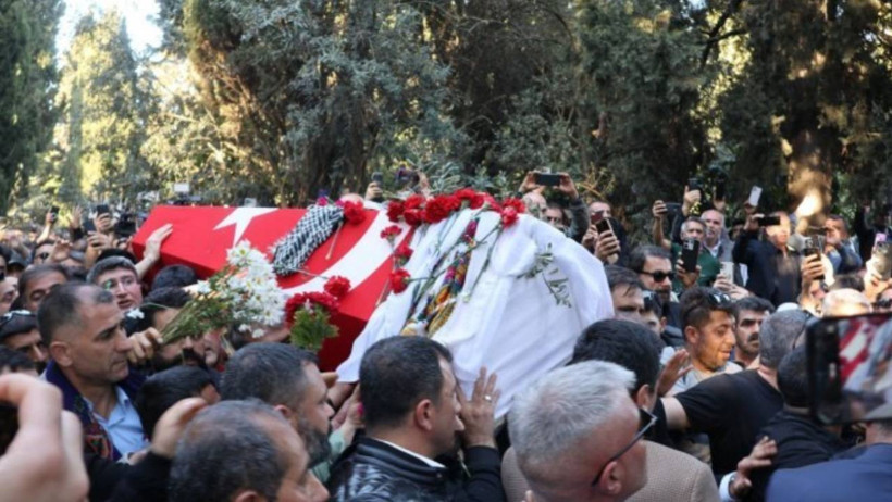 Binler Sırrı Süreyya Önder'i uğurladı: Barışın elçisi ölümsüzdür - Resim : 2