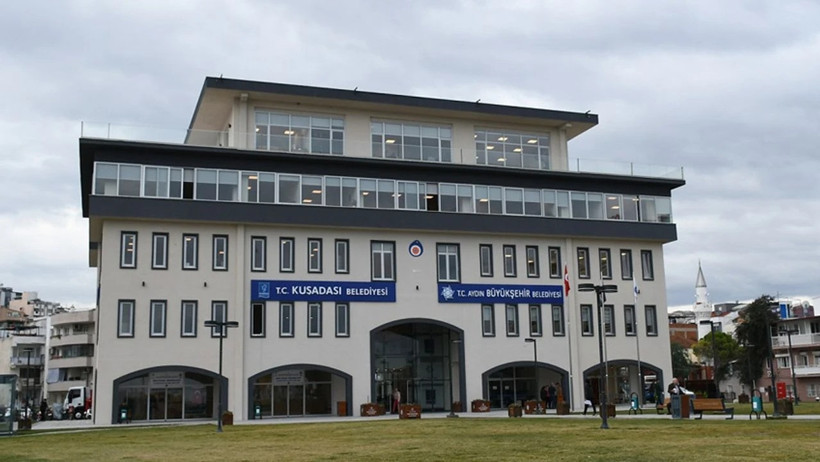 AKP'ye geçen Çerçioğlu, CHP'li Kuşadası Belediyesi'ni tahliye ediyor - Resim : 1