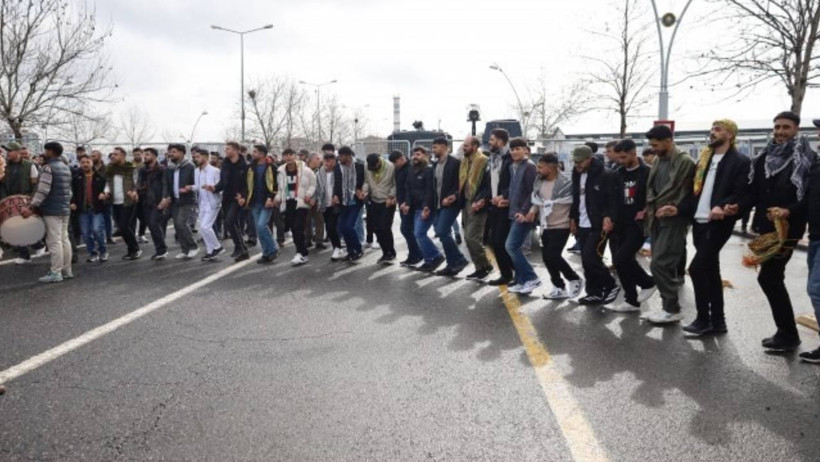 Diyarbakır'da Newroz ateşi yakıldı - Resim : 1