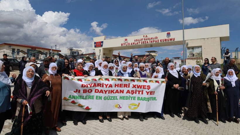 Cezaevleri önünden seslendiler; Barış Anneleri’nden Anneler Günü’nde barış çağrısı - Resim : 3