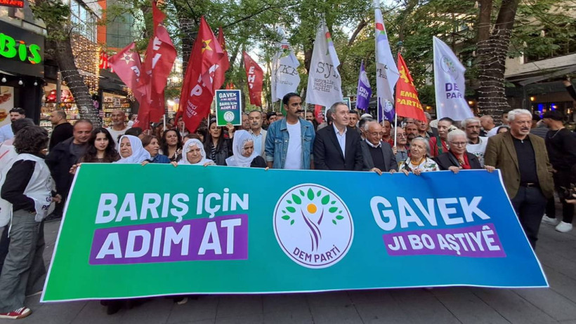 'Barış için adım at' yürüyüşleri... Eş Genel Başkanlar atılması gereken adımları sıraladı: 'Bu adımlar tıkanıklığı giderecektir' - Resim : 1