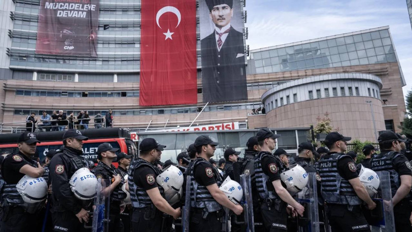 CHP’de kriz günü: Genel Merkez’e polis müdahalesinden Meclis yürüyüşüne bugün neler yaşandı? - Resim : 1
