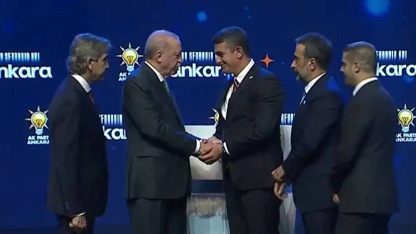 CHP'den istifa eden Haymana Belediye Başkanı AKP'ye katıldı: Erdoğan'ın elini öptü - Resim : 1