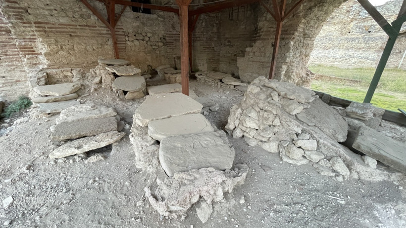 69796-balatlar-mezarlar.jpg