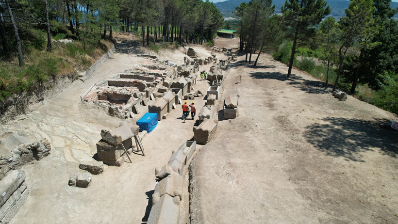 aa-20240729-35259638-35259615-tios-antik-kentinde-roma-donemine-ait-nekropol-alani-gun-isigina-kavusuyor.jpg