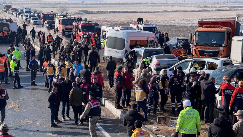 aa-20241210-36439392-36439388-vanda-iki-ayri-zincirleme-trafik-kazasinda-2-kisi-oldu-15-kisi-yaralandi.jpg