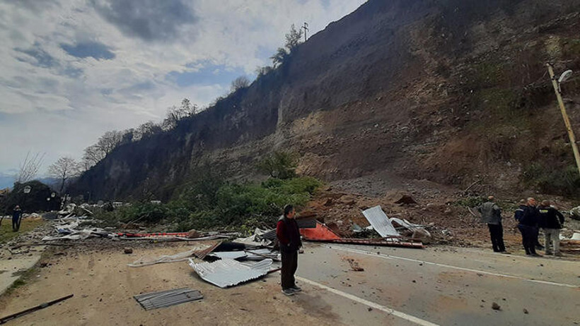 Rize'de heyelan: Ardeşen-Çamlıhemşin kara yolu kapandı - Resim : 1