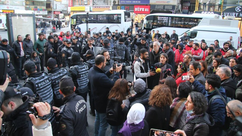 Diyarbakır'da gazeteciler tutuklamaları protesto etti: Halkın sesi olmaya devam edeceğiz - Resim : 4