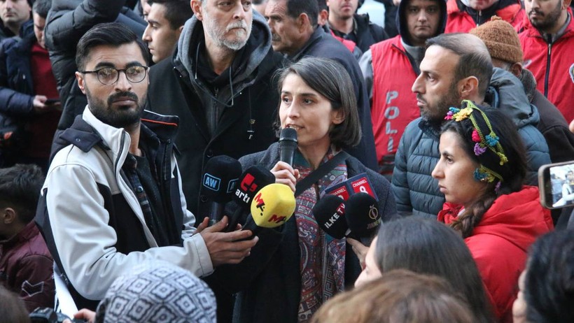 Diyarbakır'da gazeteciler tutuklamaları protesto etti: Halkın sesi olmaya devam edeceğiz - Resim : 5