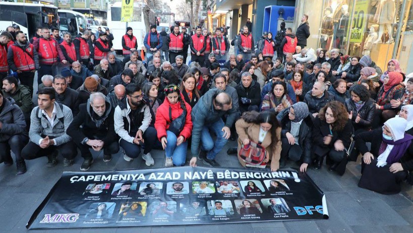 Diyarbakır'da gazeteciler tutuklamaları protesto etti: Halkın sesi olmaya devam edeceğiz - Resim : 6